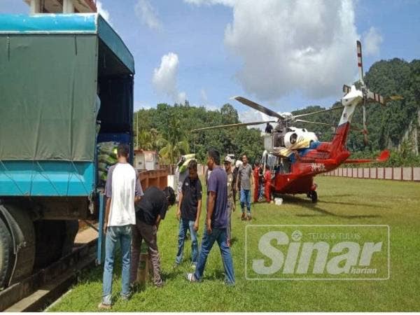 Bantuan makanan dihantar menerusi sembilan penerbangan oleh Unit Udara JBPM menggunakan helikopter Agusta Westland AW189.