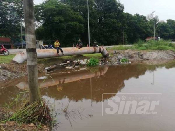 Saluran utama di perumahan itu yang tersumbat menyebabkan berlakunya banjir.