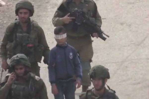 Idris ditahan dan dibawa mengelilingi bandar Hebron dalam keadaan mata diikat. 