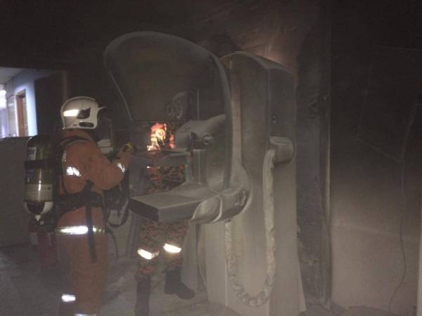Anggota bomba membuat pemeriksaan di Jabatan X-ray HKL selepas pendingin hawa di bilik tersebut terbakar sebentar tadi.