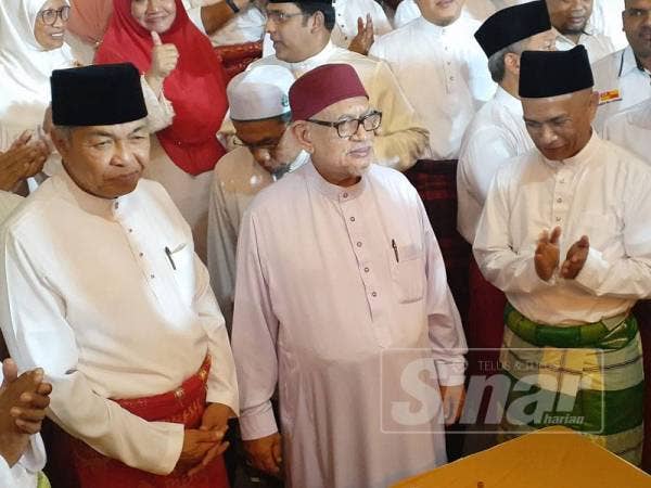 Ahmad Zahid bersama Abdul Hadi ketika Pelancaran Muafakat Nasional peringkat negeri Selangor di Jalan Kebun hari ini.