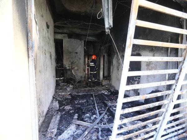 Keadaan unit apartmen yang terbakar yang turut mengorbankan pasangan suami isteri di Taman Meru Impiana hari ini.