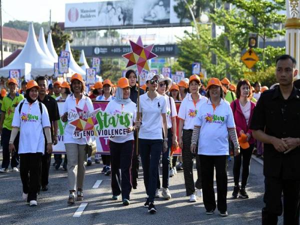 Tuanku Zara Salim (tengah) berkenan berjalan sejauh 3.4 kilometer sempena Hari Tanpa Kenderaan Ipoh di Jalan Raja Dihilir hari ini. - Foto Bernama