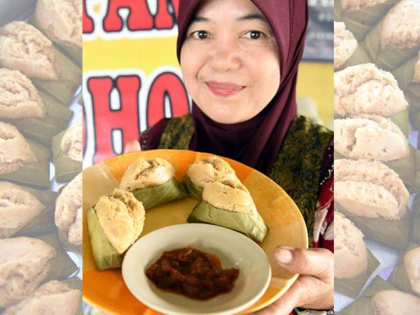 Hatijah menunjukkan kuih Apam Johol bersama sambal tumis ketika ditemuramah Bernama baru-baru ini. - Foto Bernama