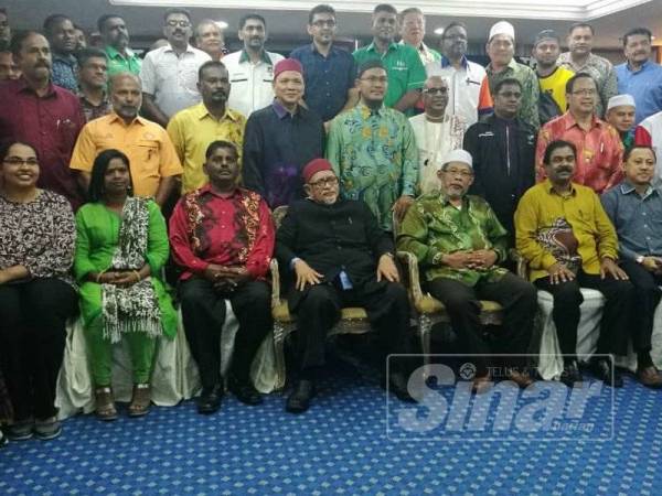 Abdul Hadi (duduk, tengah) bergambar bersama peserta dialog di Hotel Putra di sini hari ini.