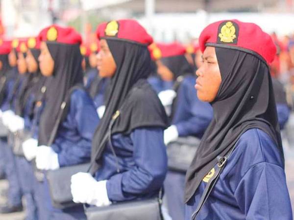 Ketika ini hanya 600 anggota bomba wanita direkodkan di Malaysia daripada keseluruhan 14,500 anggota. - Foto Facebook Jabatan Bomba dan Penyelamat Malaysia