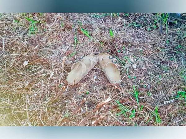 Selipar kepunyaan mangsa ditemui di tepi Sungai Golok. Foto: Ihsan pembaca