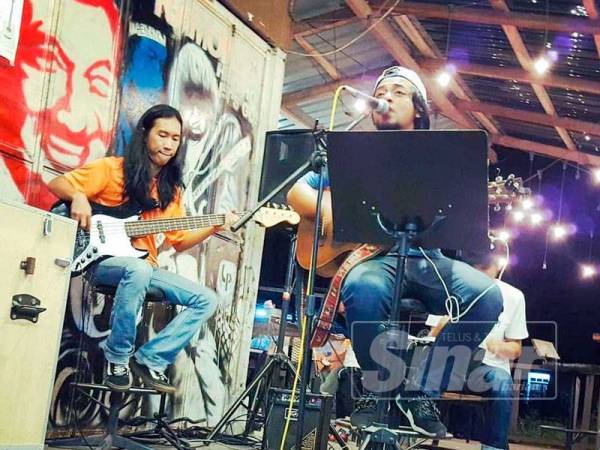 Terdapat kira-kira 10 kumpulan busking yang aktif di Kuala Terengganu.