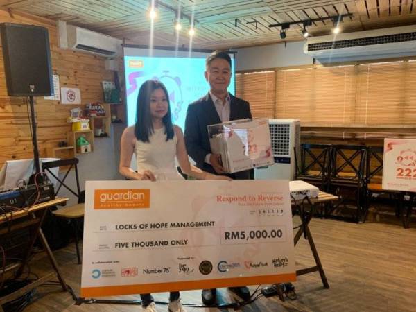 Sumbangan RM5,000 dan juga 222 bekas rambut disampaikan untuk Locks of Hope Association.