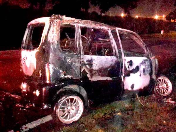 Keadaan kereta yang hangus di kawasan Perindustrian Pasir Gudang awal pagi tadi. - Foto Pasukan Bomba dan Penyelamat Pasir Gudang