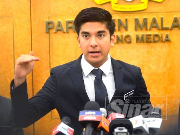 Syed Saddiq bercakap kepada media di Parlimen hari ini. - FOTO SHARIFUDIN ABDUL RAHIM