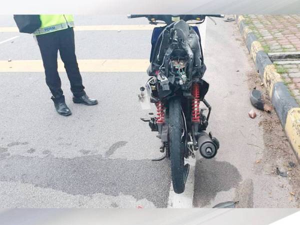 Keadaan motosikal selepas terlibat kemalangan yang mengorbankan penunggang dan pemboncengnya.