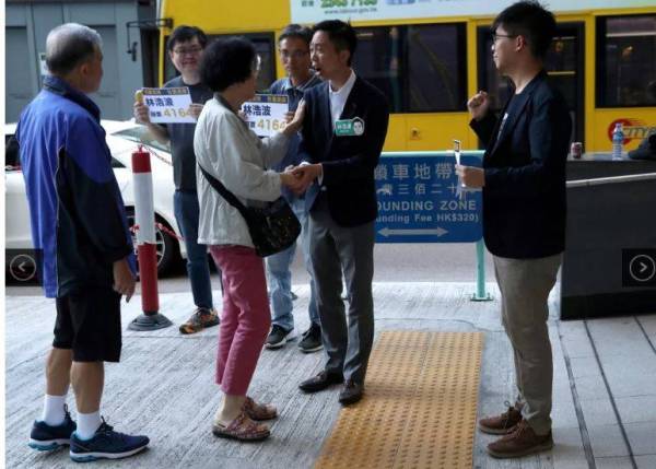  Kumpulan pembangkang pro-demokrasi Hong Kong memperoleh kemenangan majoriti di sekurang-kurangnya 12 daripada 18 majlis daerah dalam pilihan raya tempatan, semalam.