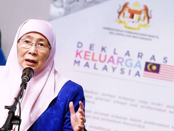 Dr Wan Azizah berucap pada Majlis Pelancaran Deklarasi Keluarga Malaysia di Pusat Inovasi dan Kreativiti Global Malaysia (MAGiC) hari ini. - Foto Bernama
