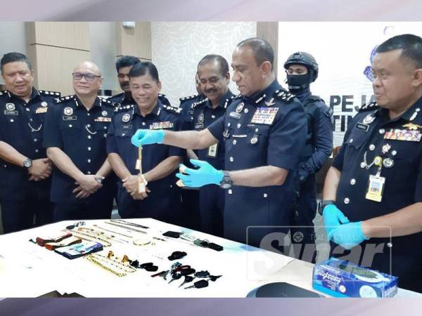 Barang kemas bernilai lebih RM163,000 antara yang disita daripada ahli kumpulan itu.