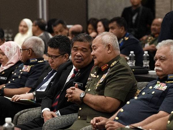 Mohamad Sabu (tiga, kanan) mendengar sesuatu yang diperkatakan Panglima Angkatan Tentera Malaysia (ATM) Jeneral Tan Sri Zulkifli Zainal Abidin (dua, kanan) pada majlis 'Defending a Maritime Nation: Whither MAF Joint Force' hari ini. - Foto Bernama