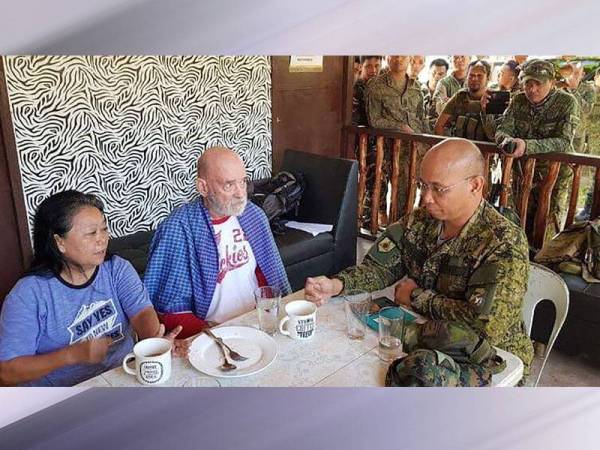 Pasangan suami isteri, Wilma dan Allan Hyrons dibawa ke kem tentera di pulau Sulu selepas mereka diselamatkan. -Foto AFP