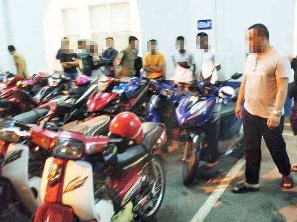 Sebanyak 21 motosikal bersama penumpangnya ditahan selepas melakukan pelbagai kesalahan jalan raya di daerah itu semalam.
