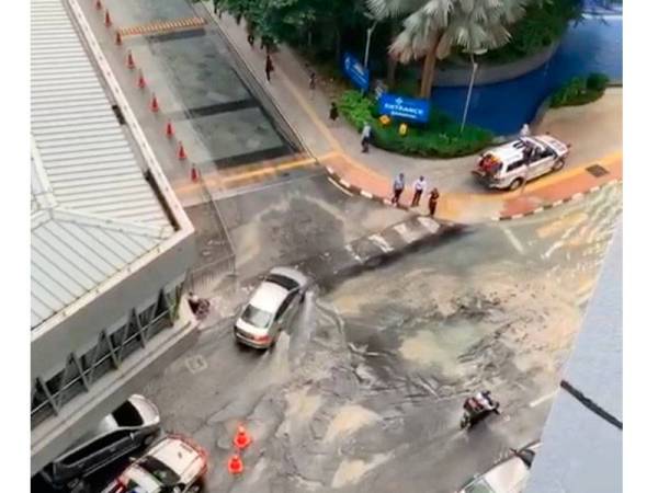 Kesesakan lalu lintas berlaku gara-gara paip pecah berhampiran Aquaria KLCC tadi.