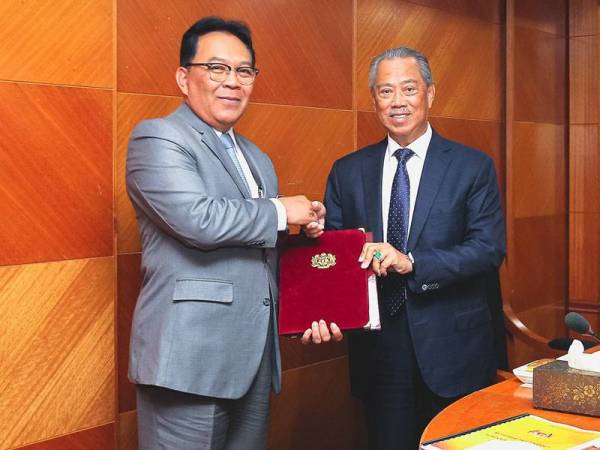 Jamil menerima watikah pelantikan daripada Muhyiddin semasa Mesyuarat Pasca Kabinet petang tadi.