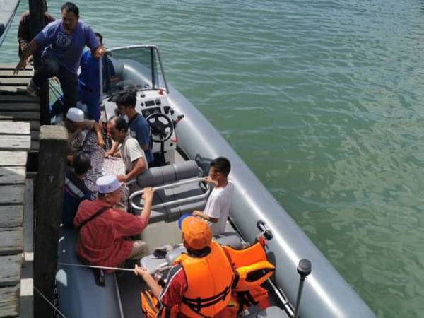 Selepas membawa jenazah menggunakan van, khidmat bot pula digunakan.