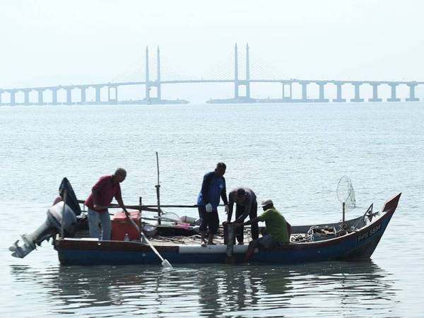 Beberapa orang nelayan di Jelutong bersiap sedia untuk turun ke laut namun dalam hati mereka gusar jika tidak mendapat ikan akibat selut.