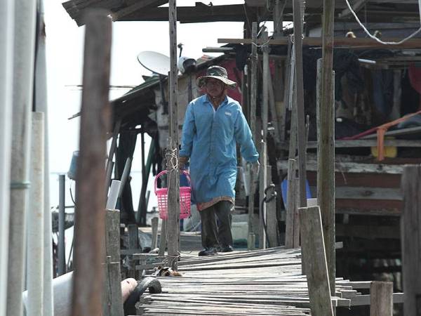 Rosinah pulang dengan kehampaan kerana hasil tangkapan yang diperoleh sekadar cukup-cukup makan.