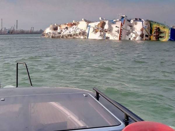 Kapal yang membawa 14,600 kambing biri-biri karam di Laut Hitam semalam. - Foto AFP
