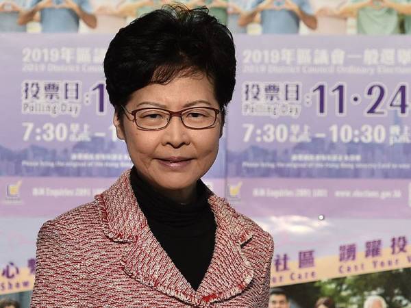 Carrie Lam turut membuang undi dalam Pilihan Raya Majlis Daerah Hong Kong semalam. - FOTO AFP
