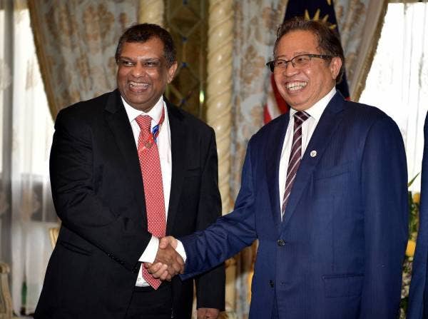 Abang Johari (kanan) ketika menerima kunjungan Tony Fernandes di pejabatnya di Wisma Bapa Malaysia di Petra Jaya hari ini. -Foto Bernama