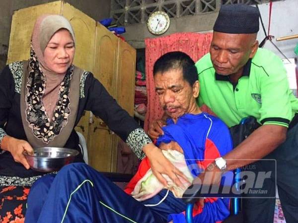 Zainab (kiri) menunjukkan benjolan yang ada ditubuh Muhammad Farhan.
