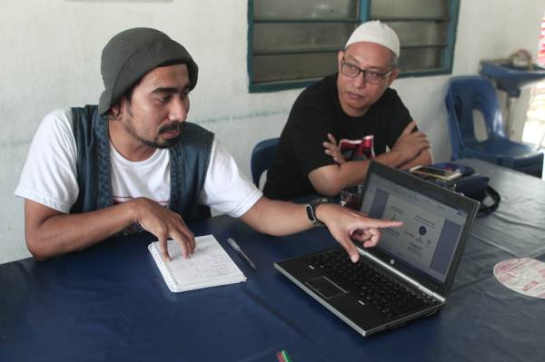 





Saiful Lizan (kanan) dan Pengerusi Pertubuhan Warisan Tanah dan Teroka Bandar, Zikrullah Ismail memberi penerangan mengenai projek PSR di Jelutong baru-baru ini.