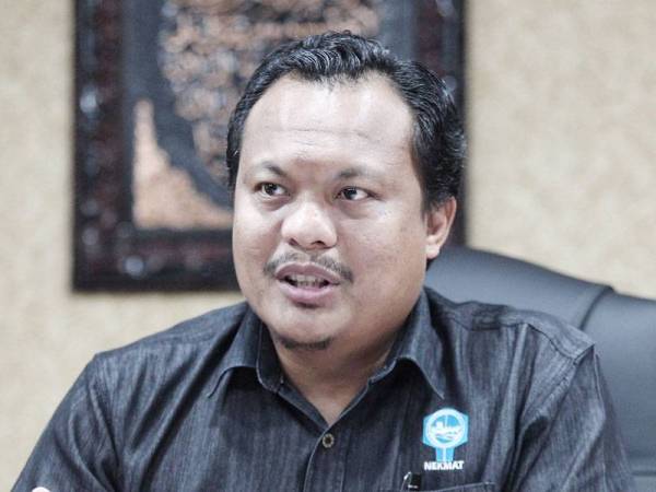 Azrin Shah menerangkan fungsi dan peranan Nekmat serta produk sejuk beku jenama ENNA termasuk ikan segar. - FOTO ZAHID IZZANI