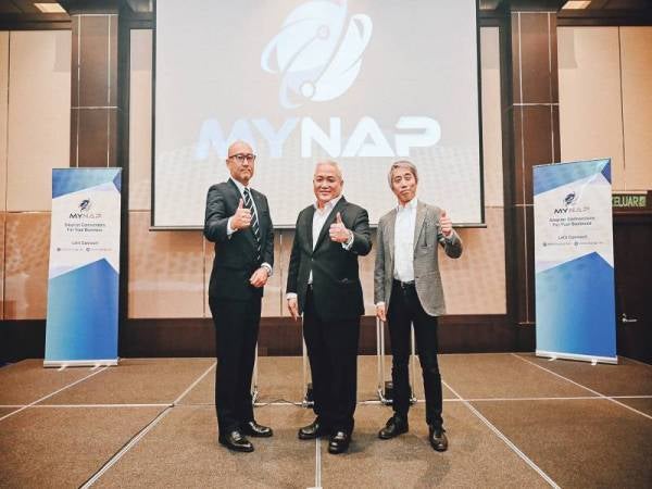 HENRICK Choo (tengah) bersama Presiden NTT MSC Sdn Bhd, Masakazu Kobayashi dan Naib Presiden Eksekutif yang juga Pengarah Perwakilan JPNAP, Katsuyasu Toyama sempena Majlis Pelancaran MYNAP Malaysia di Cyberjaya baru-baru ini. 