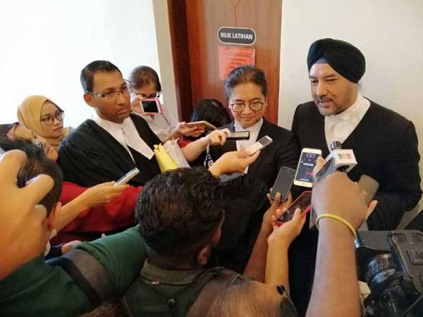 Peguam Datuk Rajpal Singh bercakap kepada pemberita selepas selesai prosiding hari ini.