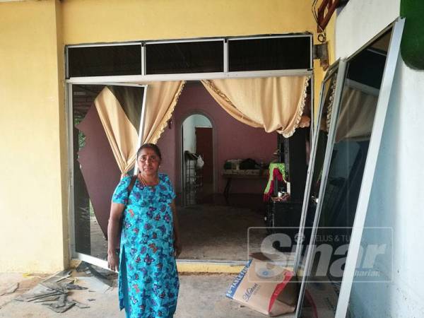 Rumah mangsa yang mengalami kerosakan sehingga pintu kaca pecah ditolak air deras.