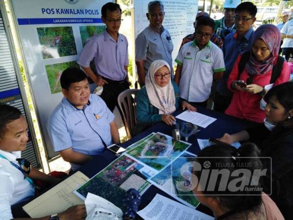 Loy Sian (tengah) ketika ditemui pada sidang media mengenai pembuangan bahan sisa kimia di tapak pembuangan sampah haram di Jalan Kapar Batu 16, Kampung Tambak Jawa.
