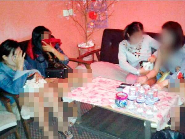 Antara tukang urut yang diperiksa di premis urut sekitar daerah malam tadi. Foto JIM