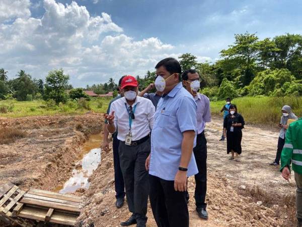 Exco Alam Sekitar, Teknologi Hijau, Sains, Teknologi dan Inovasi (STI) dan Hal Ehwal Pengguna Selangor, Hee Loy Sian (kanan) memantau keadaan di tapak pembuangan sisa kimia tersebut. - Foto UPBN Selangor