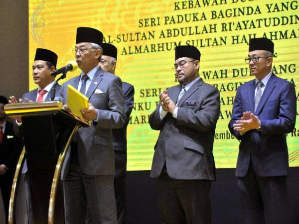 Al-Sultan Abdullah (dua dari kiri) berkenan bertitah bagi menyempurnakan majlis perasmian Kompleks Anak Yatim Darul Kifayah hari ini. - Foto Bernama