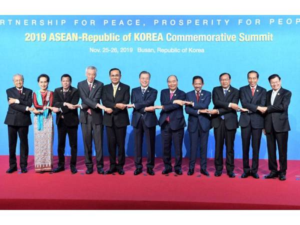 Dr Mahathir (kiri) bergambar bersama Presiden Korea Selatan, Moon Jae-in (enam dari kiri) ketika Sidang Kemuncak Peringatan ASEAN-Korea Selatan hari ini. - Foto Bernama