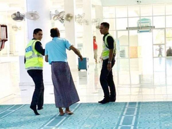 Lelaki itu agak agresif dan dihantar ke Hospital Tengku Ampuan Afzan (HTAA) untuk pemeriksaan.