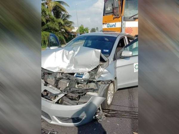 Keadaan kereta Proton Preve dinaiki tiga warga Pusat Pelindungan Wanita Baitul Ehsan Sabak Bernam selepas terbabit dalam kemalangan di Kilometer 57.6 Jalan Klang-Teluk Intan, semalam.