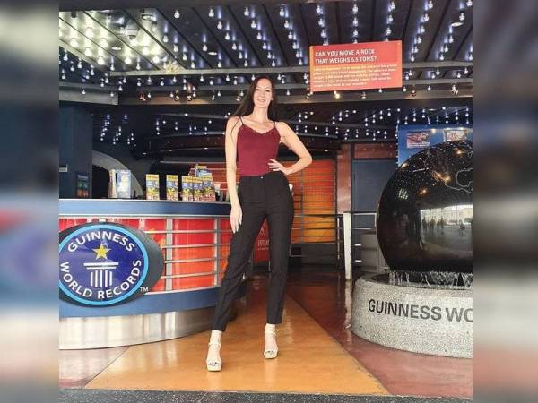 Ekaterina Lisina bersara sebagai pemain bola keranjang pada 2014 dan menyertai agensi permodelan, World's Tallest Models.