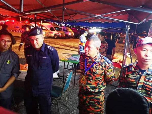 Mohamad Yunus (dua dari kanan) bersama Ketua Polis Daerah Hilir Perak, Asisten Komisioner Mohd Marzukhi Mohd Mokhtar dan Pegawai Daerah Hilir Perak, Meor Hezbullah Meor Abdul Malik ketika meninjau latihan simulasi dilakukan. - Foto JBPM Perak