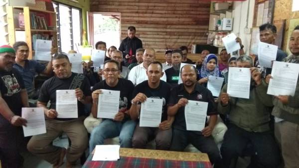 Amiruddin (tiga dari kiri) bersama ahli PBBSI menunjukkan salinan kenyataan media pada sidang akhbar yang diadakan di pejabat PBBSI di sini hari ini.