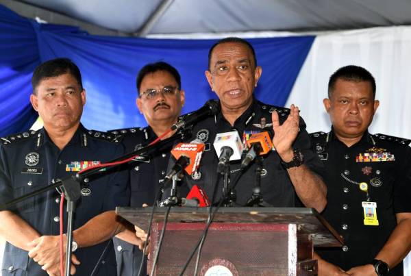 Mohd Khalil (dua dari kanan) pada sidang akhbar di Ibu Pejabat Polis Daerah Gombak hari ini. - Foto: Bernama
