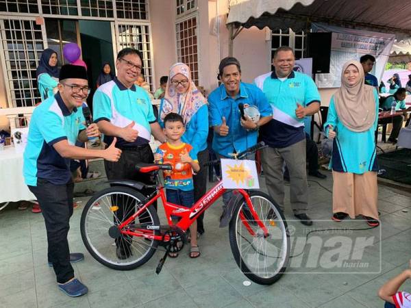 Shaik (dua dari kiri) menyampaikan hadiah cabutan bertuah kepada mereka yang terlibat.