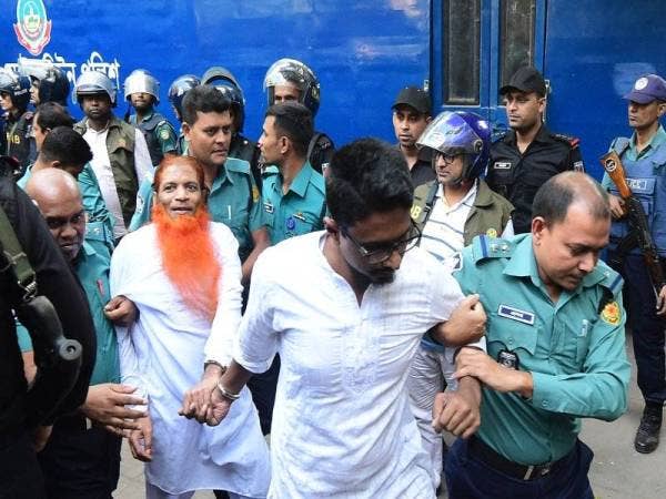 Polis mengiringi ekstremis yang dijatuhkan hukuman mati selepas didapati bersalah terlibat dalam serangan maut di ibu negara pada 2016. - Foto AFP