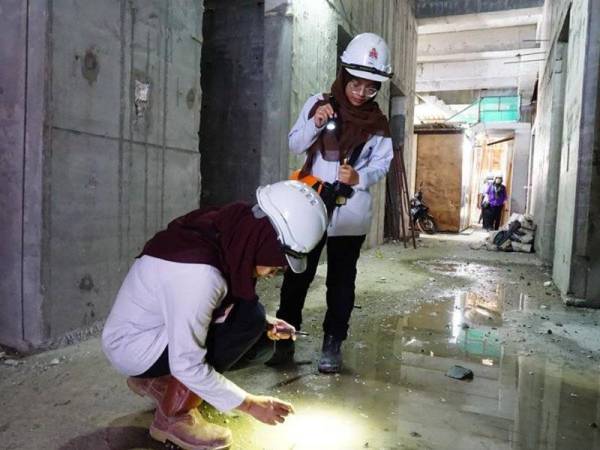 Kakitangan DBKL melakukan pemeriksaan sewaktu operasi tersebut. - Foto ihsan DBKL